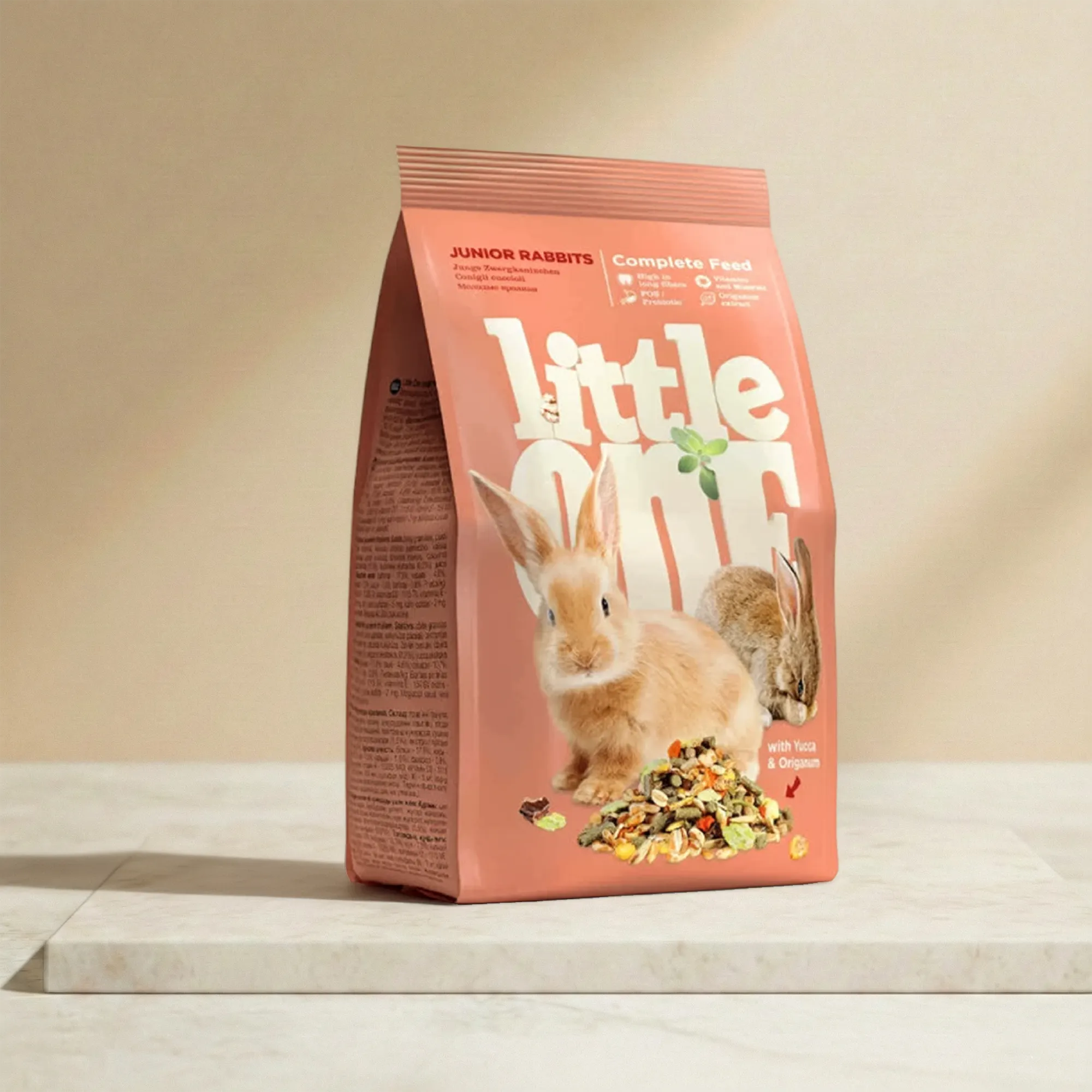 Alimento completo para conejos jóvenes en crecimiento, con mezcla de ingredientes vegetales y alto contenido en fibra que favorece la digestión y el correcto desgaste dental.